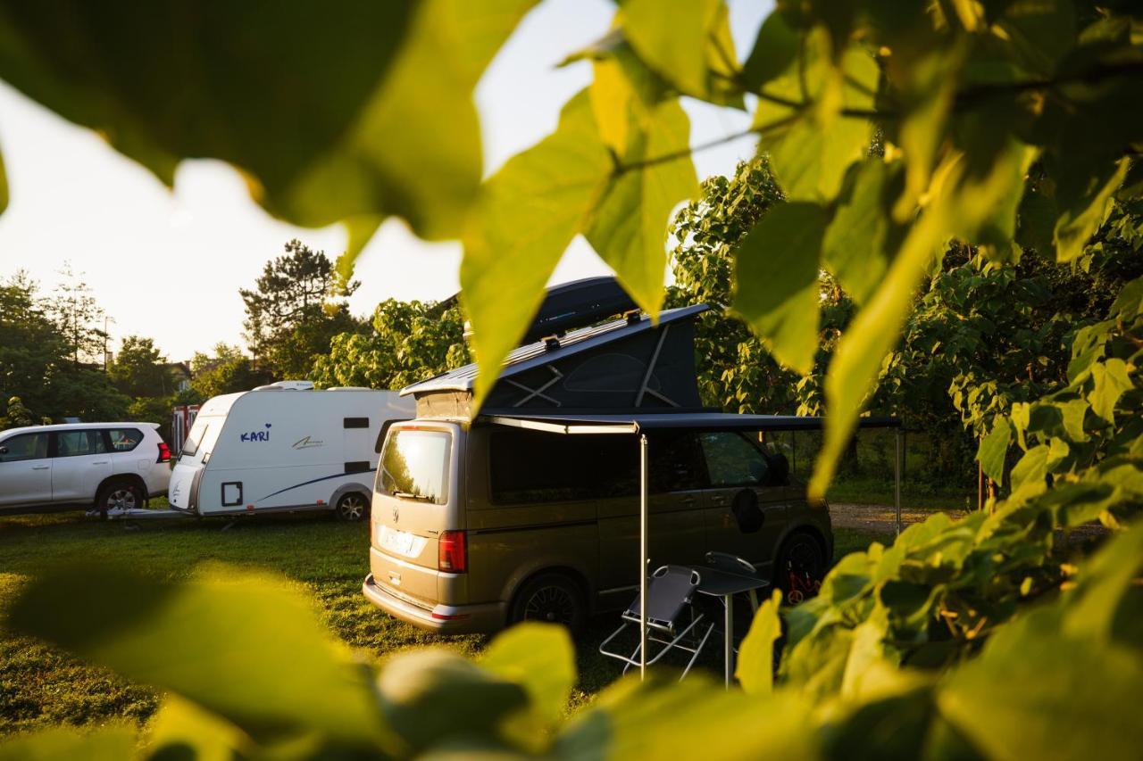 Отель Camping @ Nogometni Golf Любляна Экстерьер фото